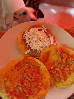 Una foto de Tostadas de atún a la Mexicana. 😋👌
