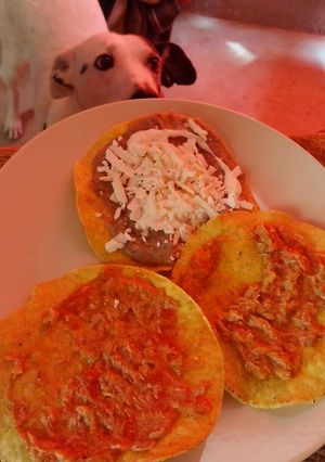 Una foto de Tostadas de atún a la Mexicana. 😋👌