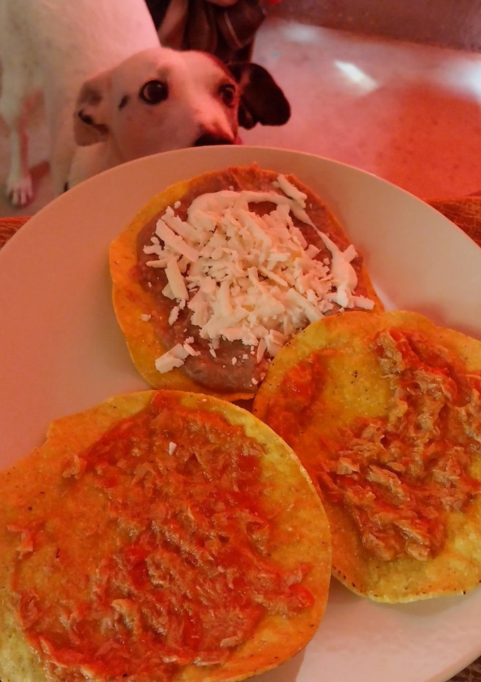 Una foto de Tostadas de atún a la Mexicana. 😋👌