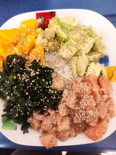 Una foto de Poke de salmón