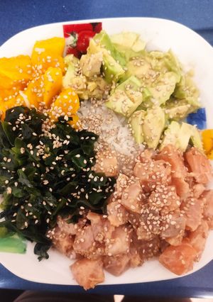 Una foto de Poke de salmón