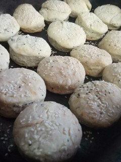 Una foto de Pancitos con queso, chía y sésamo
