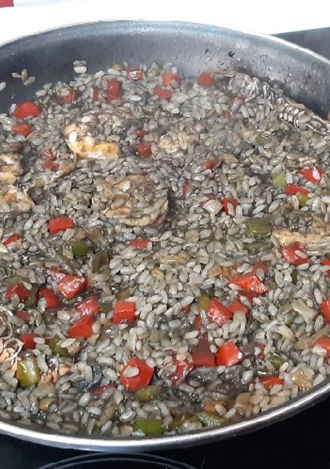 Una foto de Arroz negro a mi estilo