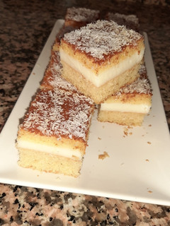 Una foto de Basbousa con crema