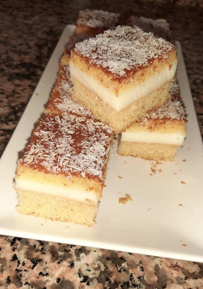 Una foto de Basbousa con crema