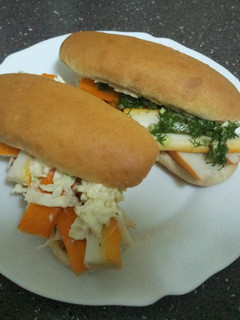 Una foto de Sandwich o bocadillo de surimi. dos versiones