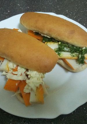 Una foto de Sandwich o bocadillo de surimi. dos versiones