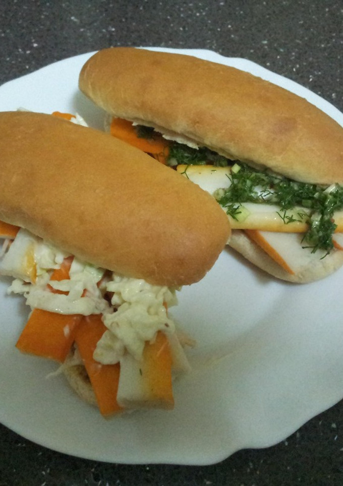 Una foto de Sandwich o bocadillo de surimi. dos versiones