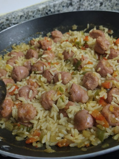 Una foto de 🥘 Arroz con salchichas y verduras