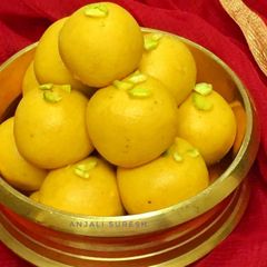 A picture of Besan ladoos !! (Microwave method).