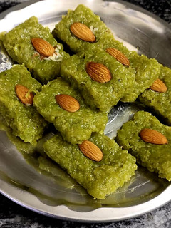 लौकी की बर्फी (Lauki ki barfi recipe in hindi) रेसिपी मुख्य फोटो