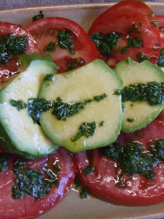 Una foto de Tomates y aguacate con vinagreta de perejil