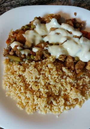Serpenyős csirkemell zöldségekkel, sajtmártással, bulgurral recept fotója