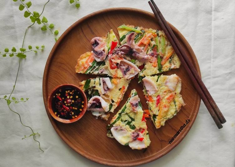 Langkah Mudah untuk Menyiapkan 28. Haemul Pajeon (Korean Pancake Seafood) yang Bikin Ngiler