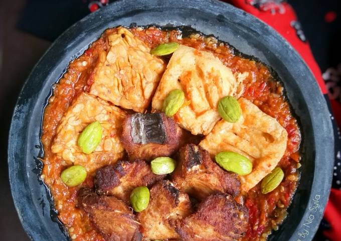 Bagaimana Menyiapkan Ikan Panggang Penyet Sambel, Sempurna