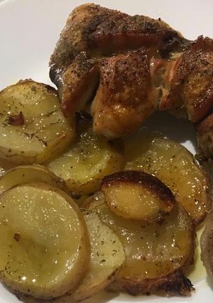 Una foto de Piernas de pollo con patatas