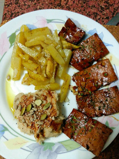 Una foto de Tofu con patatas y hummus de judía blanca