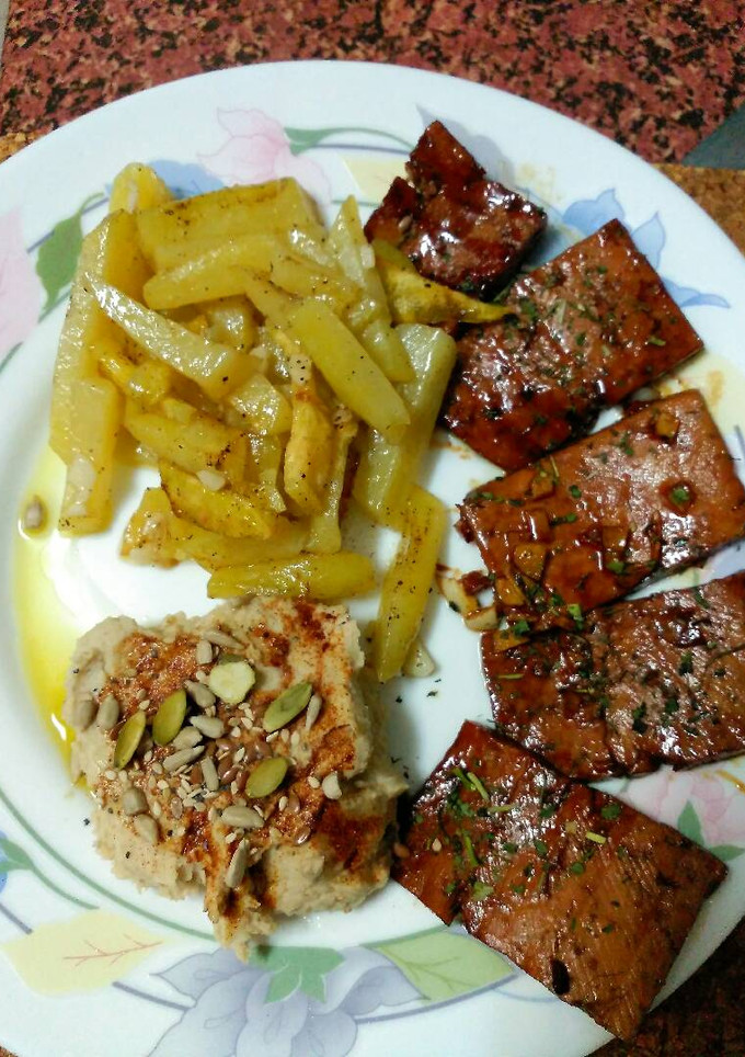 Una foto de Tofu con patatas y hummus de judía blanca