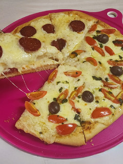 Una foto de Pizza Margarita 🍅🌿 (Tomate Cherry, Albahaca y Ajo) + Pizza Pepperoni 🍕🔥