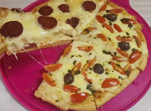 Una foto de Pizza Margarita 🍅🌿 (Tomate Cherry, Albahaca y Ajo) + Pizza Pepperoni 🍕🔥