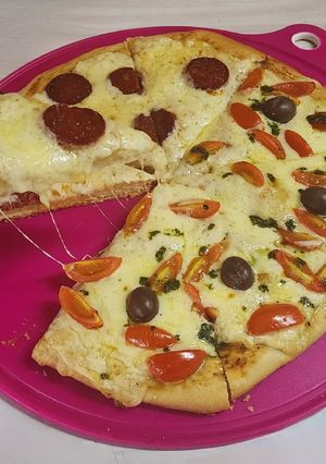 Una foto de Pizza Margarita 🍅🌿 (Tomate Cherry, Albahaca y Ajo) + Pizza Pepperoni 🍕🔥