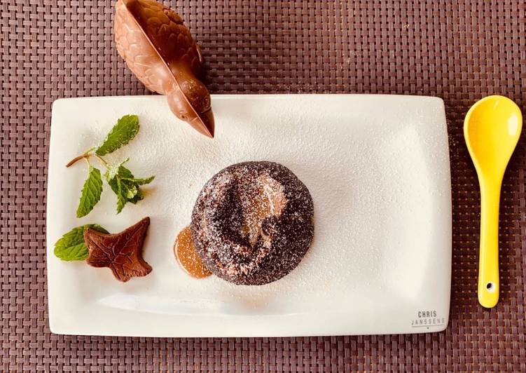 Bolo de chocolate de coração mole cozido em Airfryer