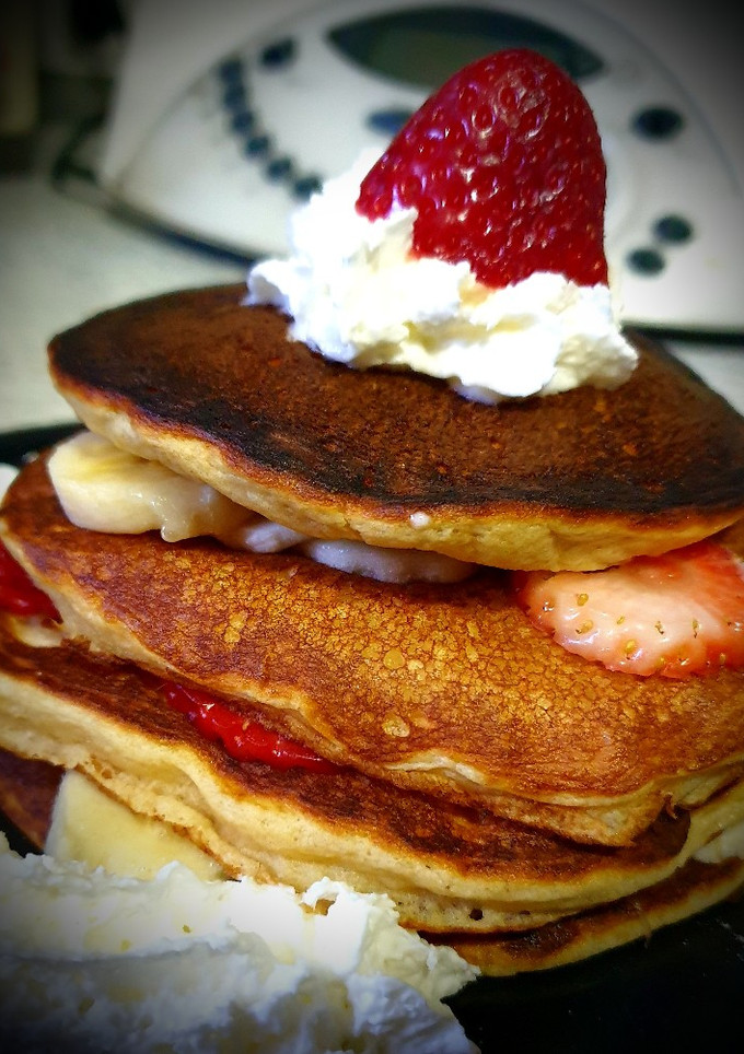 Una foto de Tortitas con fruta y nata