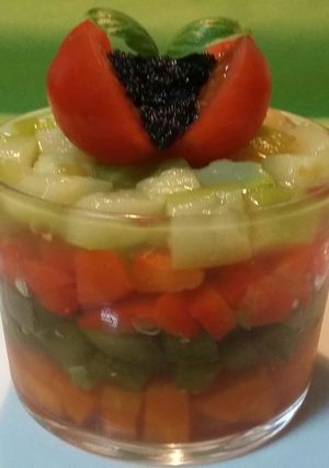 Una foto de Consome de verduras gelatinado