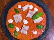 Una foto di secondi piatti con stracciatella