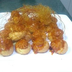 A picture of Profit roll with caramel sauce.
