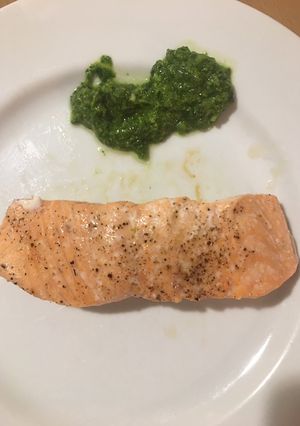 Una foto de 🐟 SALMÓN CON SALSA CHIMICHURRI 🍽💚