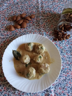 Una foto de Albóndigas en salsa de almendras riquísima