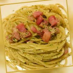 A picture of Spaghetti al pesto di noce e pancetta.