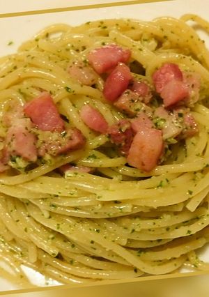 A picture of Spaghetti al pesto di noce e pancetta.