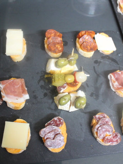 Una foto de Rebanadas con embutido y pinchos de huevo cuadrado