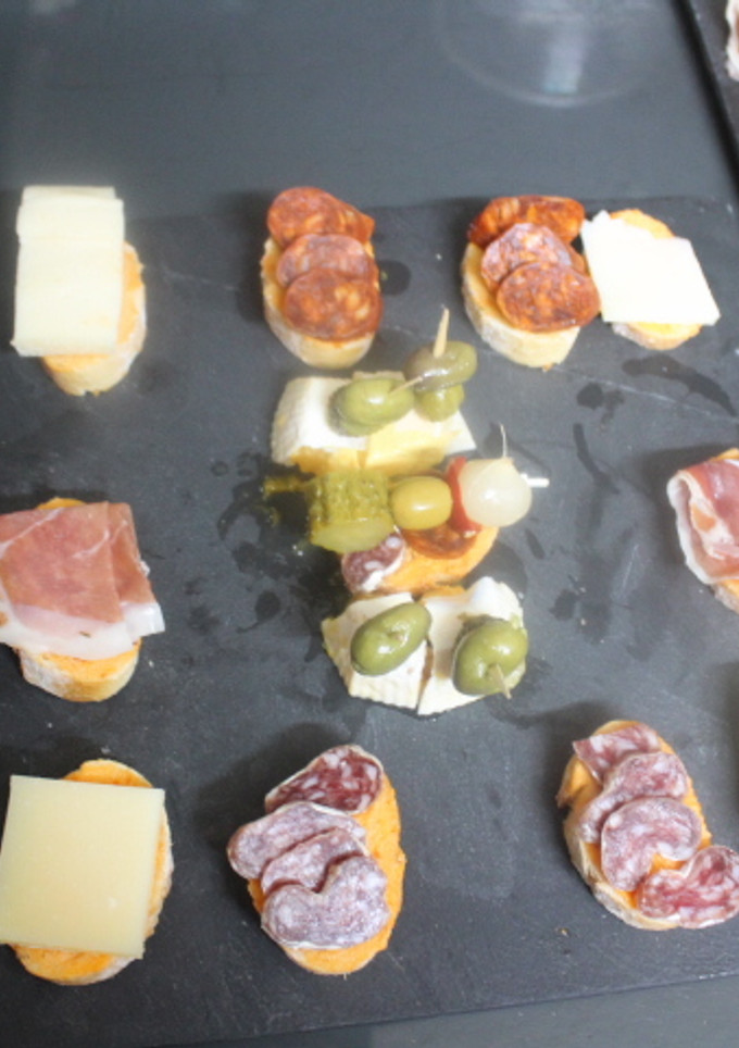 Una foto de Rebanadas con embutido y pinchos de huevo cuadrado
