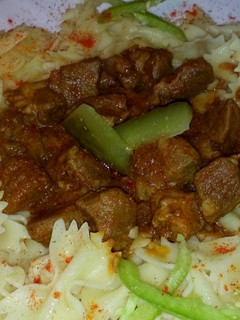 Sertéspörkölt masnitésztával recept fotója