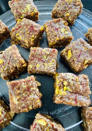 A picture of Dates and oats barfi.