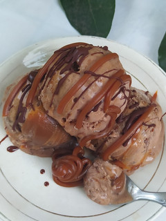 Una foto de Helado de Chocolate y Dulce de Leche Casero Fácil