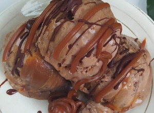 Una foto de Helado de Chocolate y Dulce de Leche Casero Fácil