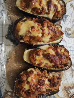 Una foto de Berenjenas rellenas 💜🍆