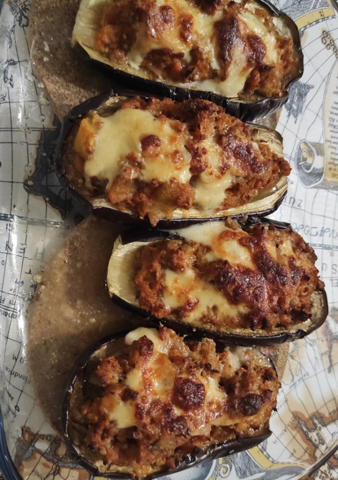 Una foto de Berenjenas rellenas 💜🍆