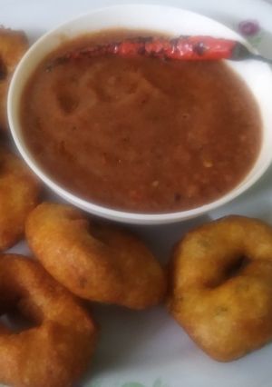 उडीद डाळ चे वडे टॉमेटो चटणी (Urad Dal Vade Tomato Chutney Recipe In Marathi) रेसिपी चे मुख्य फोटो 