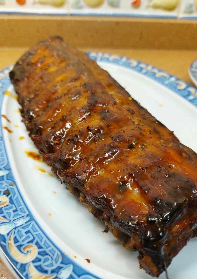Una foto de Costillar cerdo con salsa barbacoa en papillote