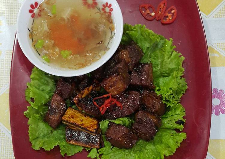 Featured image of post Sop Iga Goreng Sop iga disajikan dengan isian 4 potongan iga yang memiliki tekstur daging yang lembut