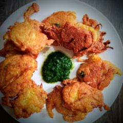 A picture of Moong dal pakode with dhaniya chutney.