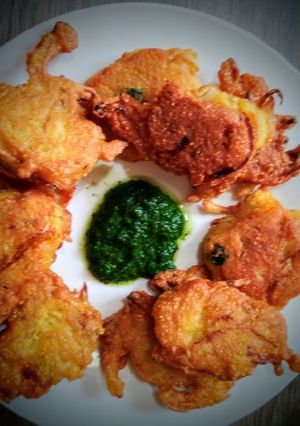 A picture of Moong dal pakode with dhaniya chutney.