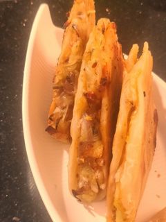 मेक्सिकन पोटॅटो टाकोस (mexican potato tacos recipe in marathi) रेसिपी चे मुख्य फोटो