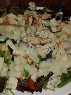 Una foto de Ensalada templada de pollo y queso azul con salsa templada de roquefort
