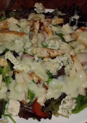 Una foto de Ensalada templada de pollo y queso azul con salsa templada de roquefort